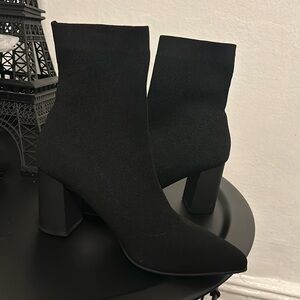 NWOT Minimalist Pointed Black Knit Heeled Boots Size 8